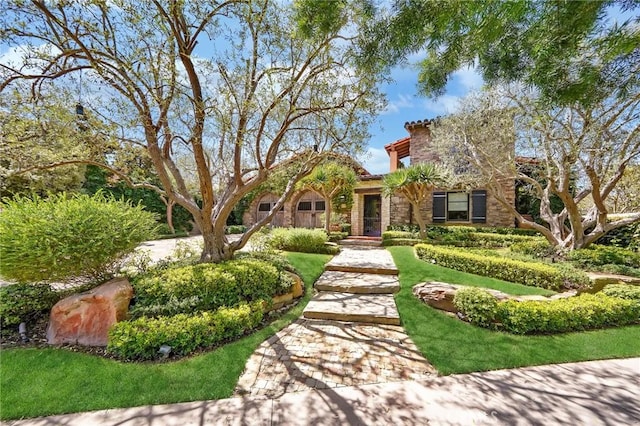 view of front of home featuring a front yard