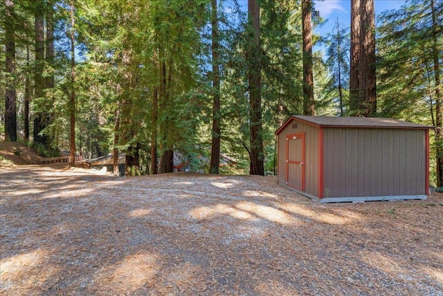 view of yard featuring a storage unit