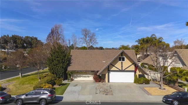 view of front facade with driveway and stucco siding