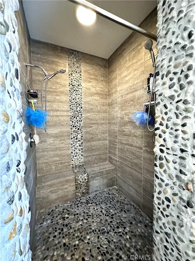 bathroom featuring tiled shower