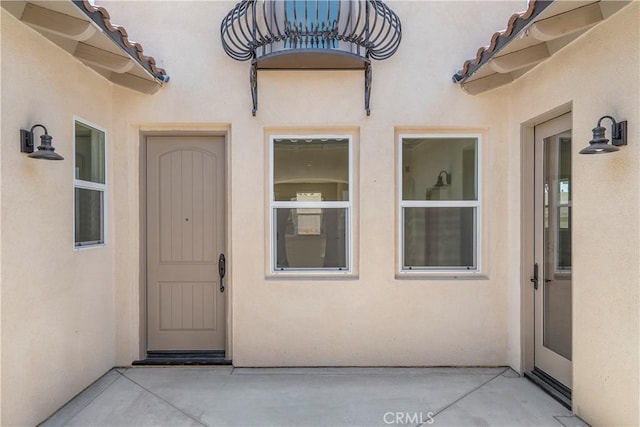 property entrance featuring a patio area