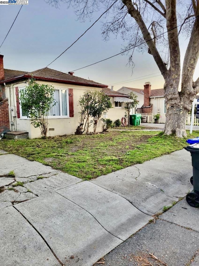 view of front of home featuring a front yard