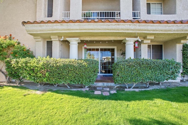 property entrance featuring a lawn