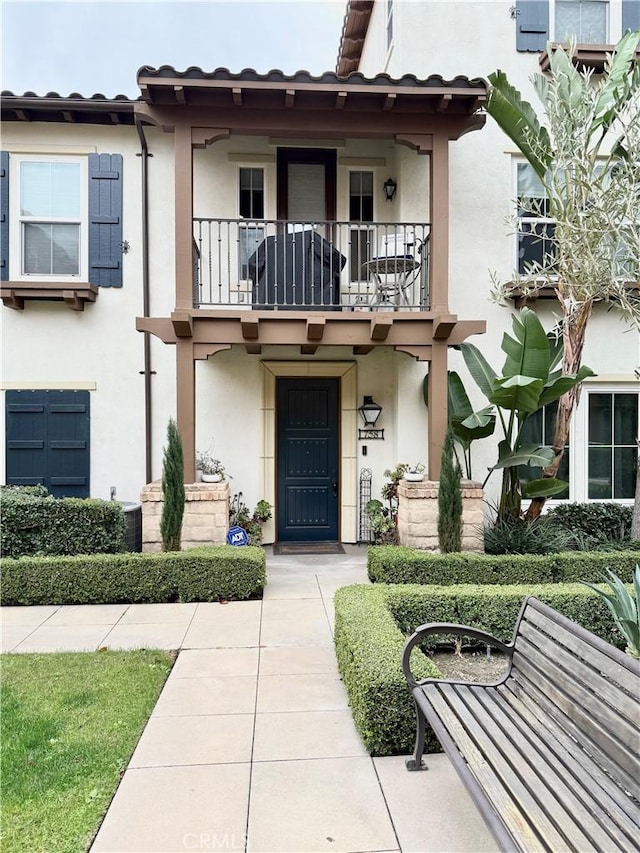 view of front of home featuring a balcony