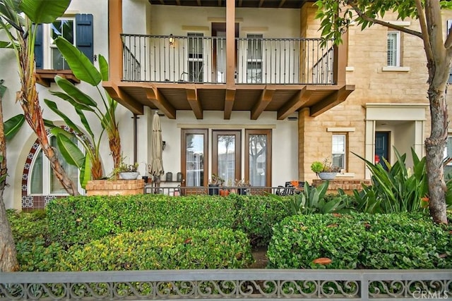 entrance to property featuring a balcony