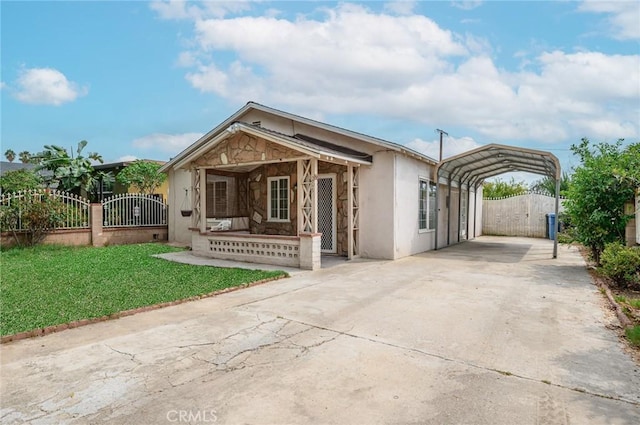 view of front of house featuring a carport and a front yard