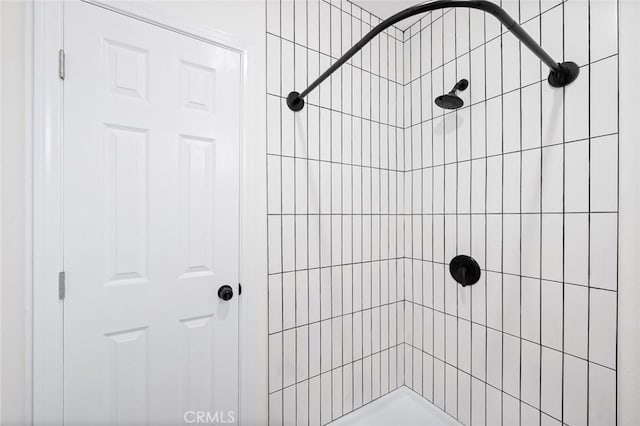 bathroom featuring a tile shower