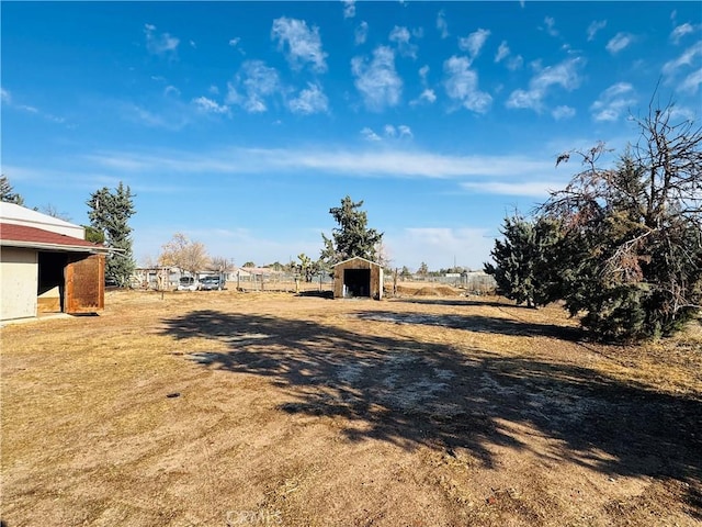 view of yard featuring an outdoor structure