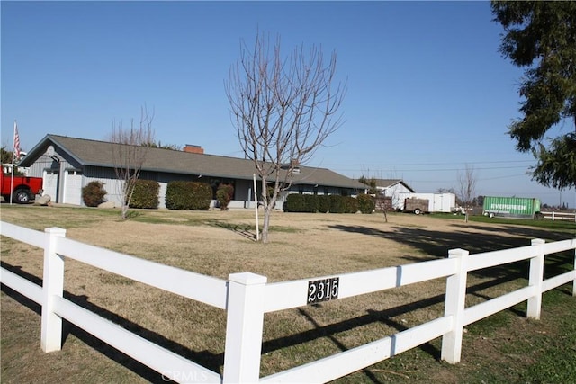 single story home with a front lawn