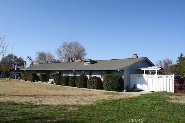 view of front of property with a front yard