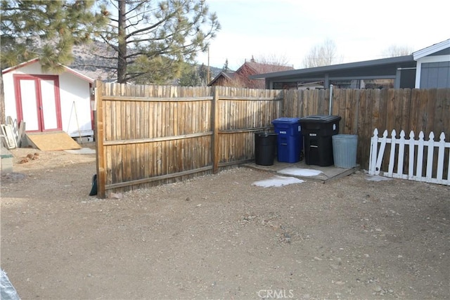 view of yard with a storage shed