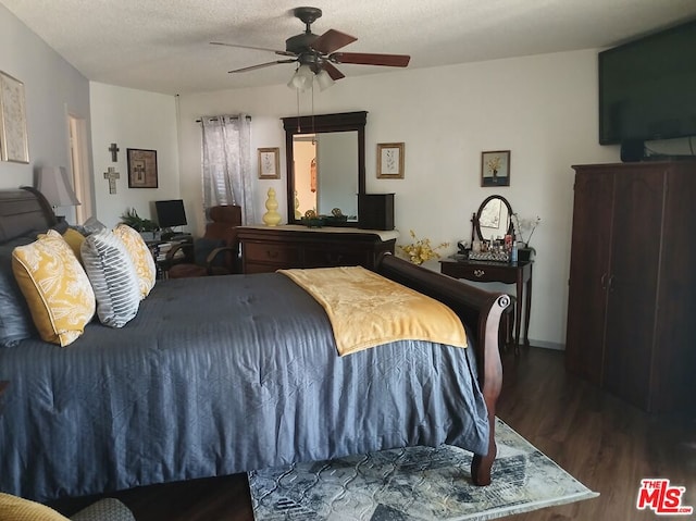 bedroom featuring a textured ceiling, dark wood-type flooring, and ceiling fan