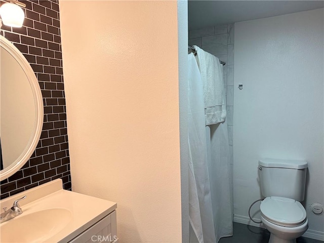 bathroom featuring a shower with curtain, vanity, and toilet