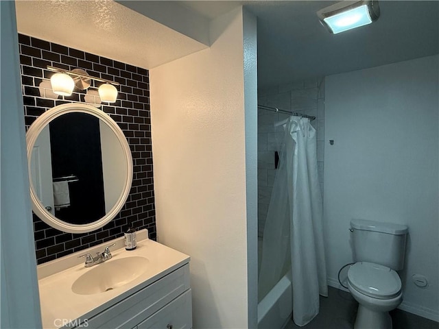 bathroom with shower / bath combo with shower curtain, backsplash, vanity, and toilet