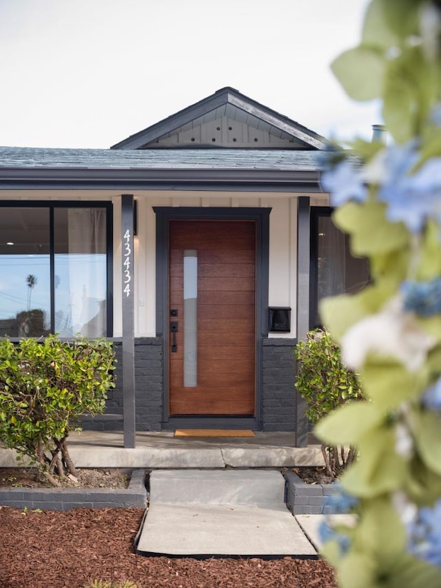 entrance to property featuring covered porch