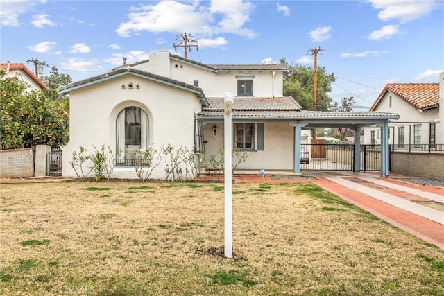 view of front of home featuring a front yard and a carport