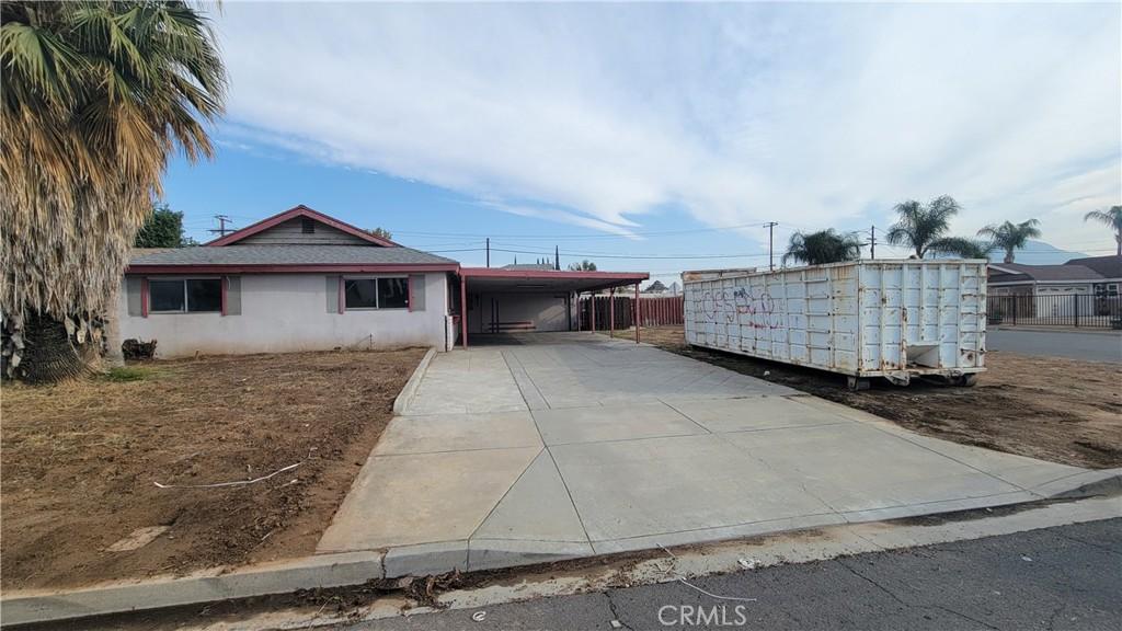 view of front of house featuring a carport