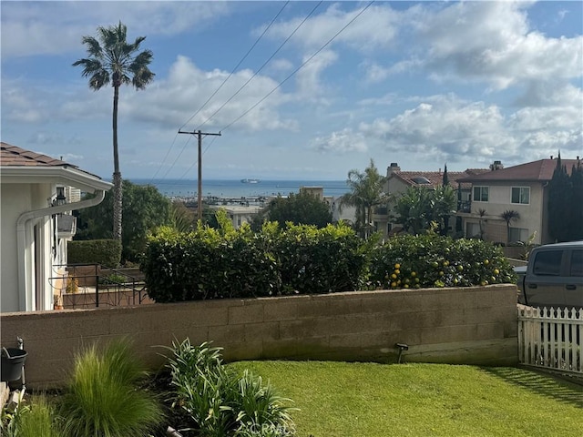 view of yard featuring a water view