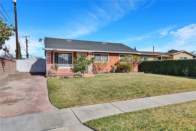 single story home with a front lawn