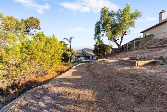 view of yard featuring a mountain view