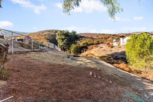 view of yard featuring a mountain view