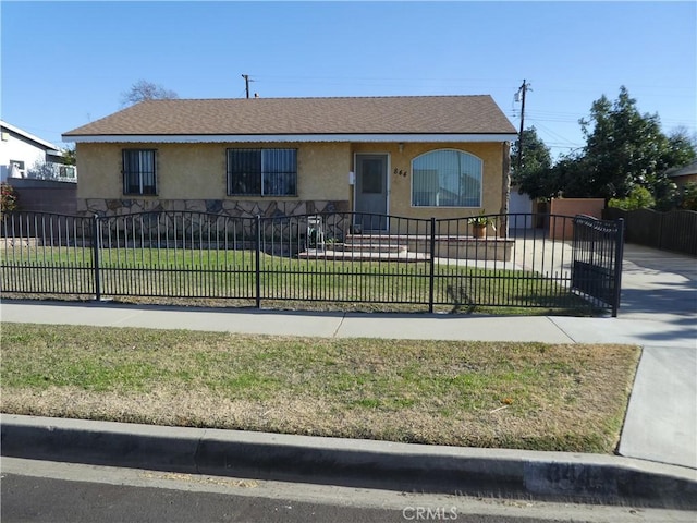 view of front of home featuring a front yard