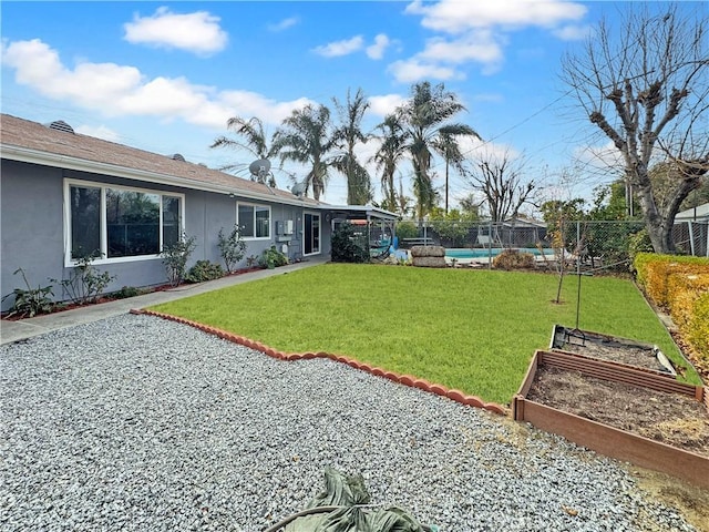 view of yard with a swimming pool