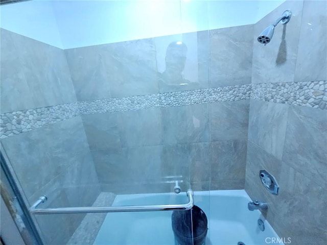 bathroom featuring tiled shower / bath combo