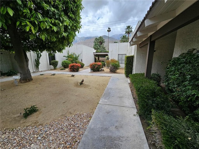 view of yard featuring a mountain view