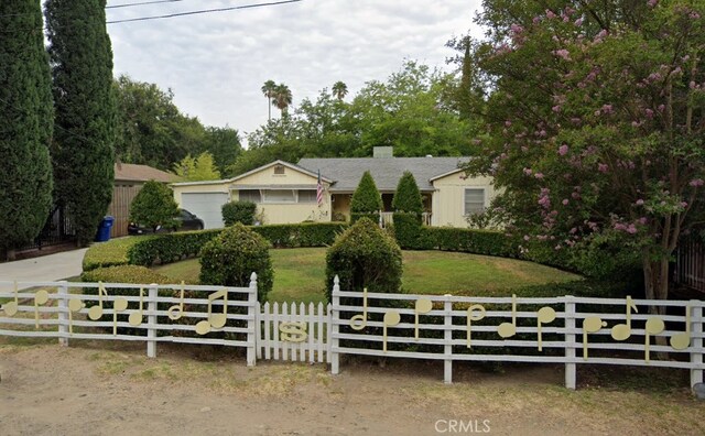 view of front facade with a front lawn