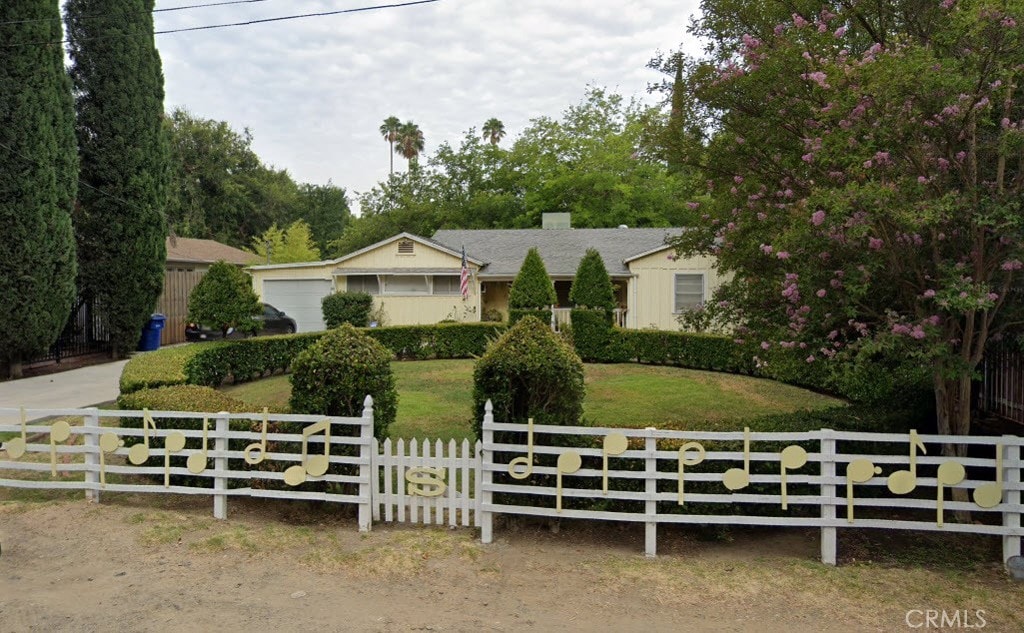 view of front facade featuring a front lawn