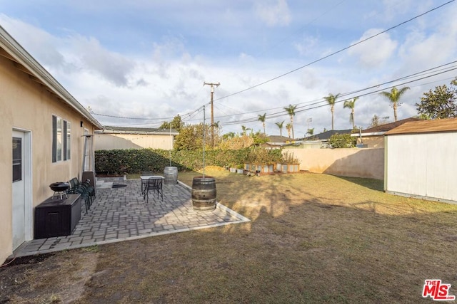 view of yard featuring a patio