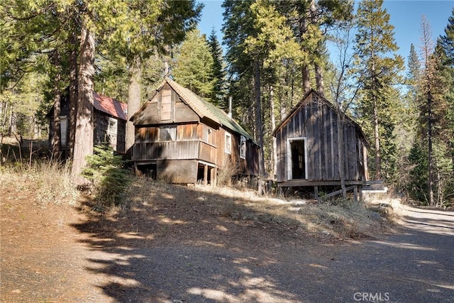 exterior space featuring an outbuilding