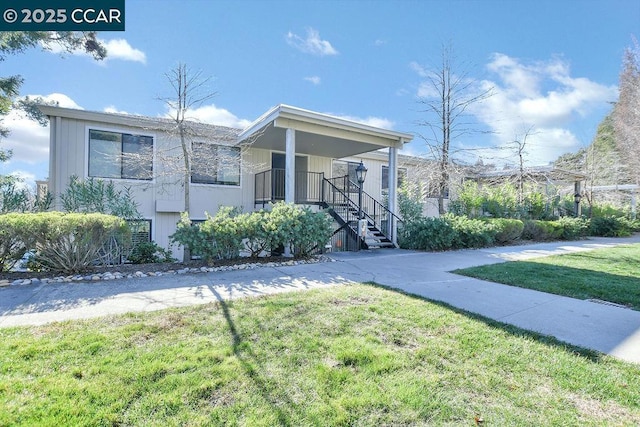 view of front facade featuring a front yard