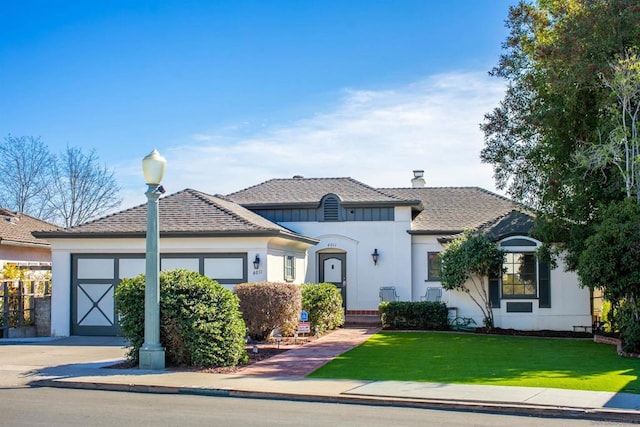 view of front of property featuring a garage and a front yard