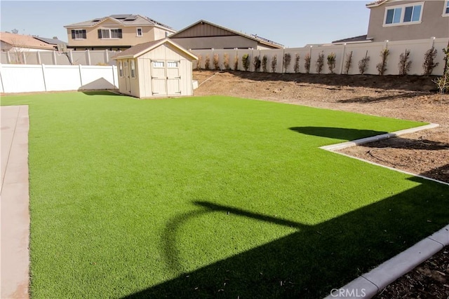 view of yard featuring a shed