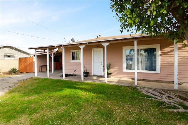 view of front of home with a front lawn