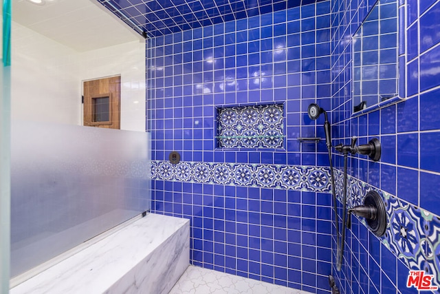 bathroom featuring a tile shower