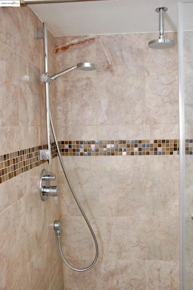 bathroom featuring tiled shower