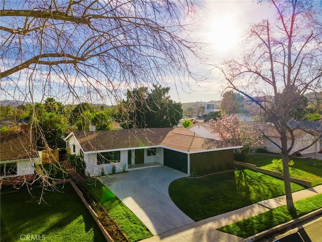 single story home with a front lawn