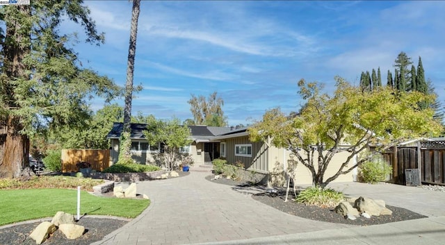 single story home with a front yard