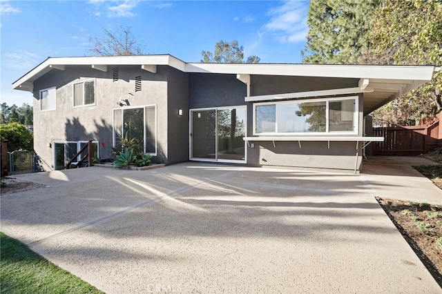 view of front of home featuring fence and stucco siding