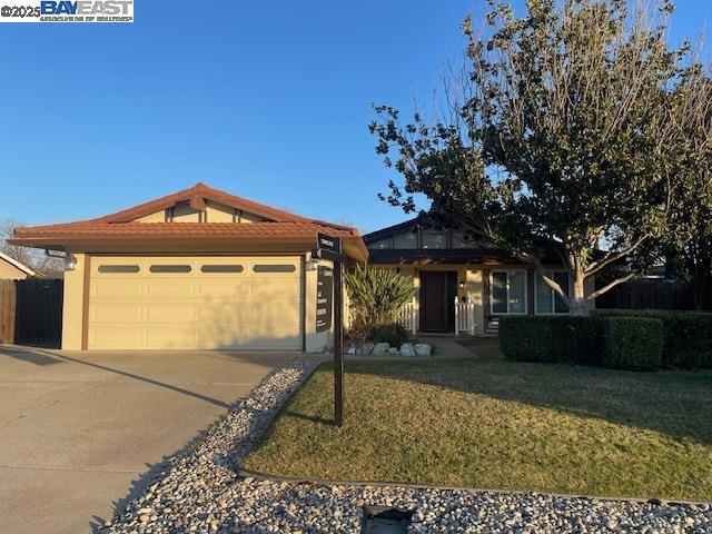 view of front facade with a garage and a front yard