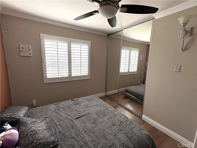 1704 Sunrise Rd, Barstow, CA 92311 - bedroom featuring crown molding, wood finished floors, baseboards, a ceiling fan, and a closet
