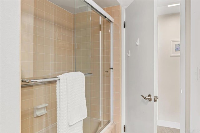 full bath with baseboards and tiled shower / bath