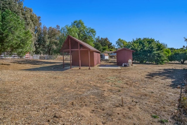 view of yard featuring a storage unit