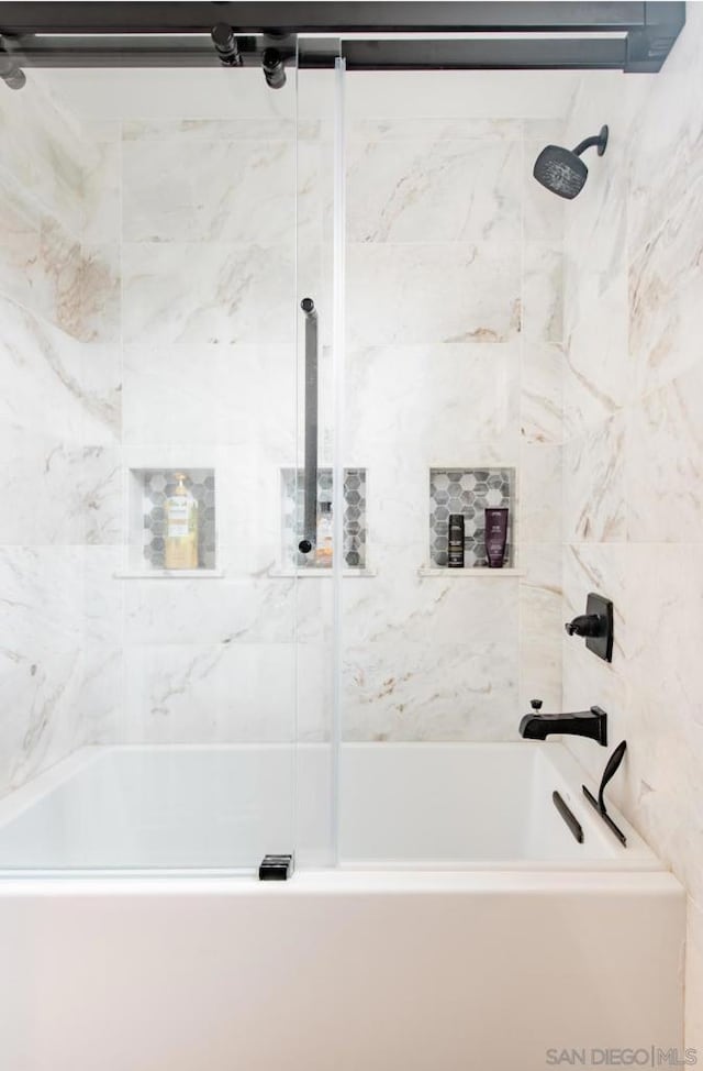 bathroom with tiled shower / bath combo