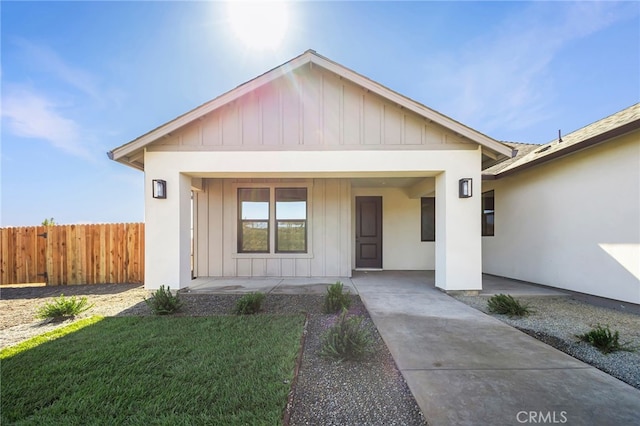 ranch-style house featuring a front lawn