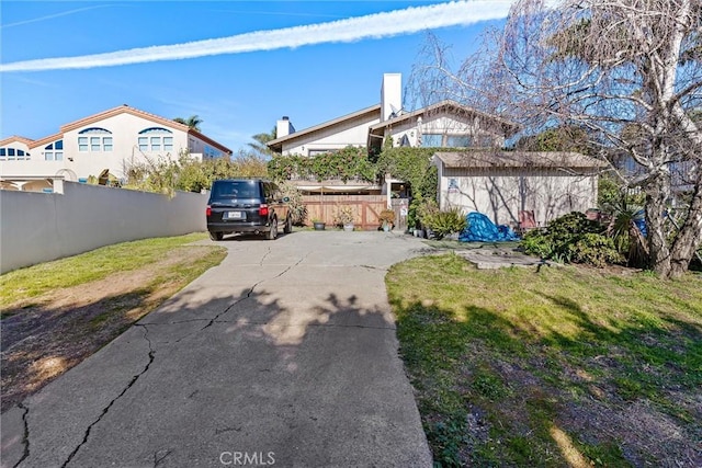 view of front of home featuring a front lawn