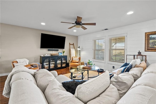 living area featuring baseboards, visible vents, ceiling fan, wood finished floors, and recessed lighting